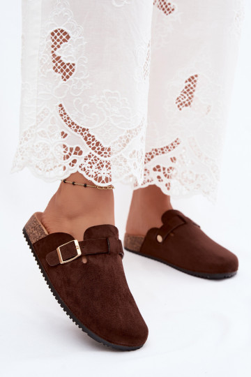 Zuecos para mujer con plataforma y hebillas en color chocolate Selio 2