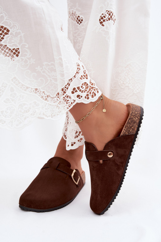 Zuecos para mujer con plataforma y hebillas en color chocolate Selio