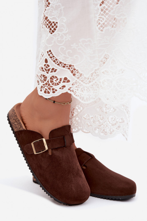 Zuecos para mujer con plataforma y hebillas en color chocolate Selio