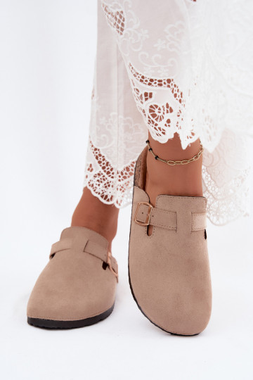 Zuecos para mujer con hebillas en color arena de ante sintético Glamora 2