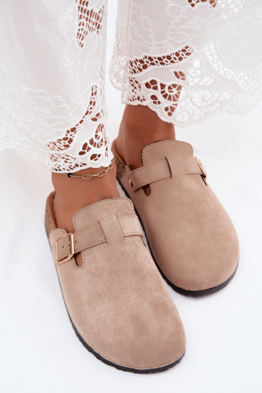 Zuecos para mujer con hebillas en color arena de ante sintético Glamora