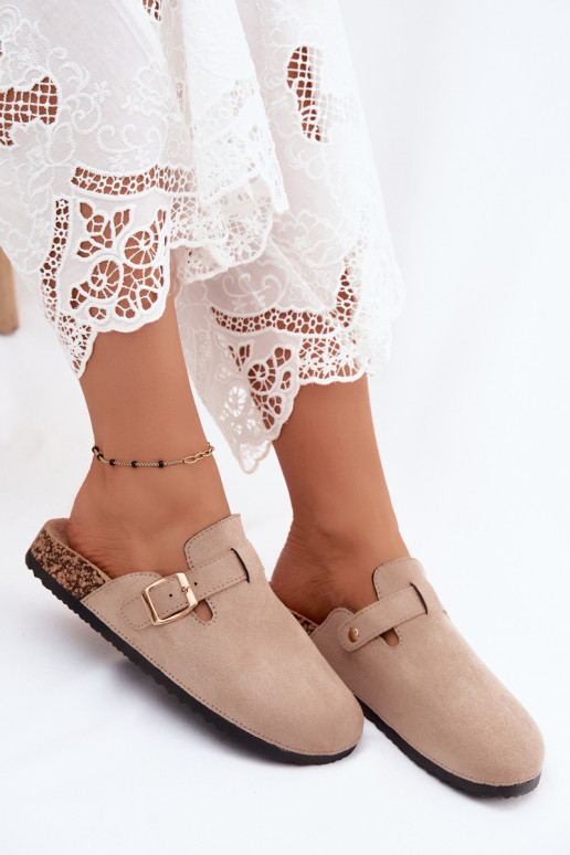 Zuecos para mujer con hebillas en color arena de ante sintético Glamora