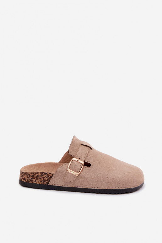 Zuecos para mujer con hebillas en color arena de ante sintético Glamora