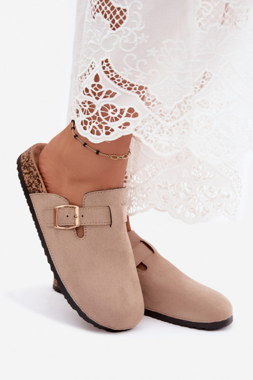 Zuecos para mujer con hebillas en color arena de ante sintético Glamora