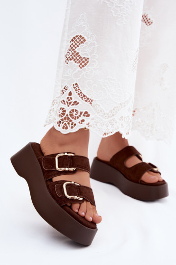Zuecos para mujer con plataforma y hebillas en color chocolate de ante sintético Hazelia