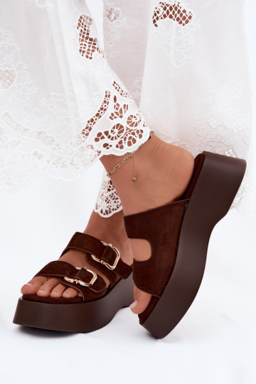 Zuecos para mujer con plataforma y hebillas en color chocolate de ante sintético Hazelia 2