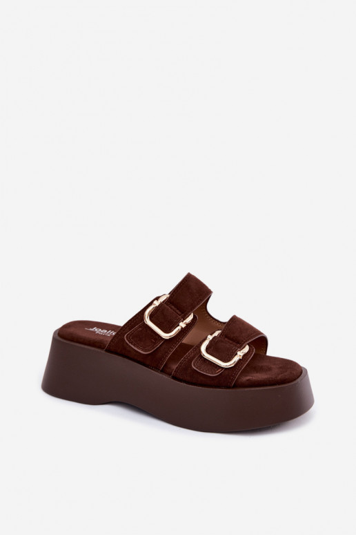 Zuecos para mujer con plataforma y hebillas en color chocolate de ante sintético Hazelia