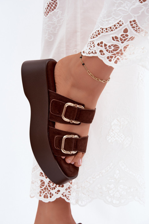 Zuecos para mujer con plataforma y hebillas en color chocolate de ante sintético Hazelia