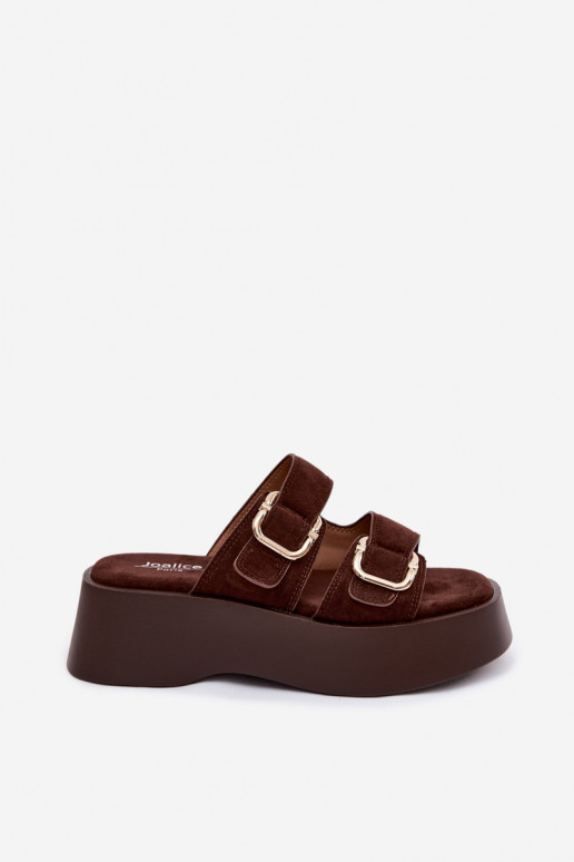 Zuecos para mujer con plataforma y hebillas en color chocolate de ante sintético Hazelia