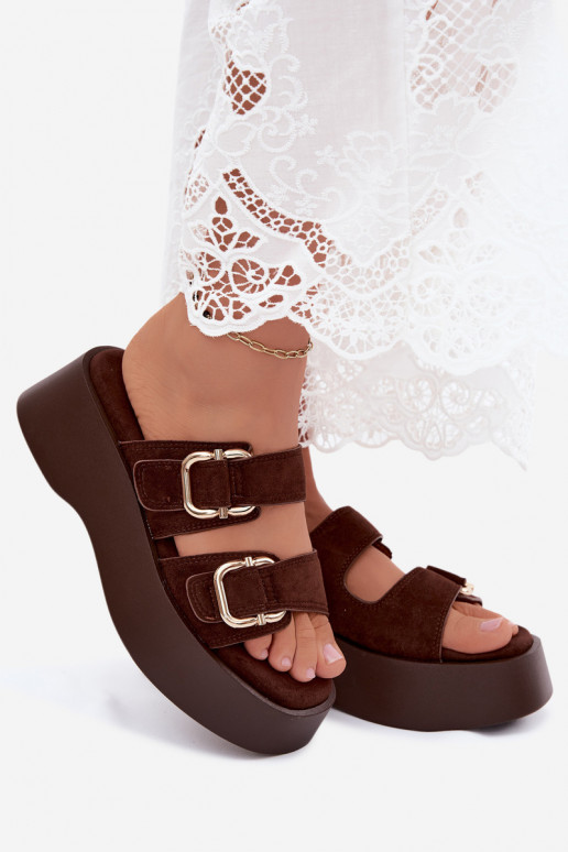 Zuecos para mujer con plataforma y hebillas en color chocolate de ante sintético Hazelia