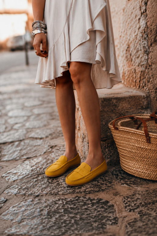Mocasines elegantes de ante sintético en color mostaza Lenvie