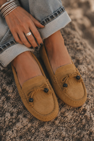 Mocasines para mujer con lazos y flecos en ante sintético color marrón Bluebell 2