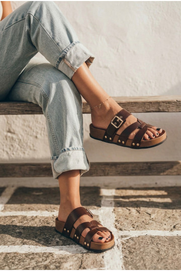 Zapatillas para mujeres de cuero sintético con hebillas en marrón Cambria