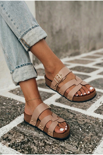 Zapatillas para mujeres de cuero sintético con hebillas en color arena Cambria