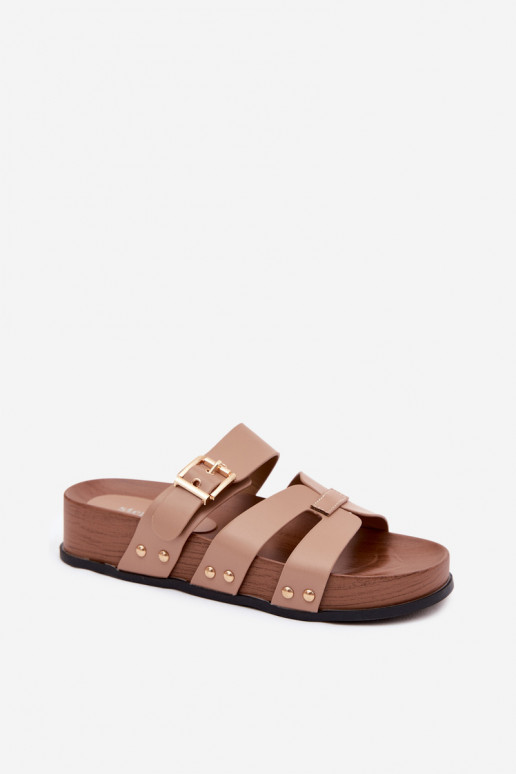 Zapatillas para mujeres de cuero sintético con hebillas en color arena Cambria