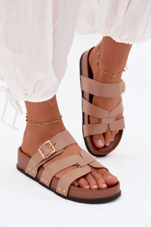 Zapatillas para mujeres de cuero sintético con hebillas en color arena Cambria