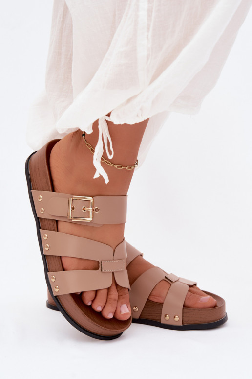 Zapatillas para mujeres de cuero sintético con hebillas en color arena Cambria