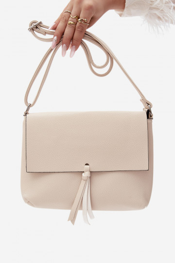 Bolso mensajero con flecos en cuero sintético color arena brillante Sigrid