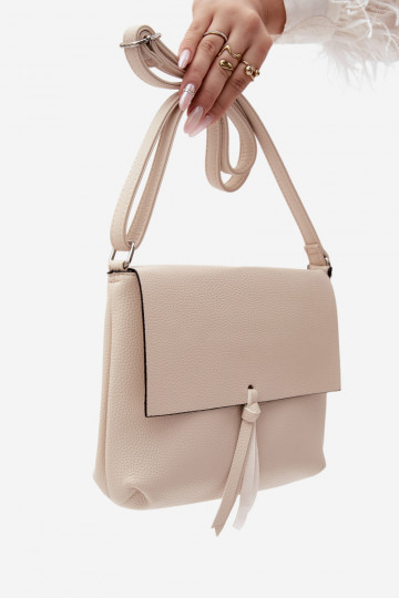 Bolso mensajero con flecos en cuero sintético color arena brillante Sigrid 2