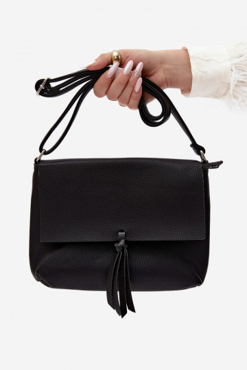 Bolso mensajero con flecos en cuero sintético color negro Sigrid