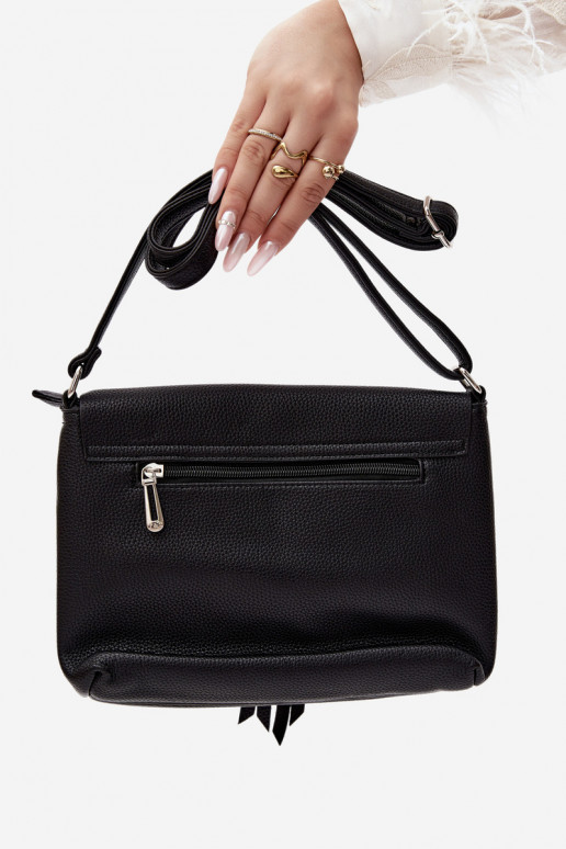 Bolso mensajero con flecos en cuero sintético color negro Sigrid
