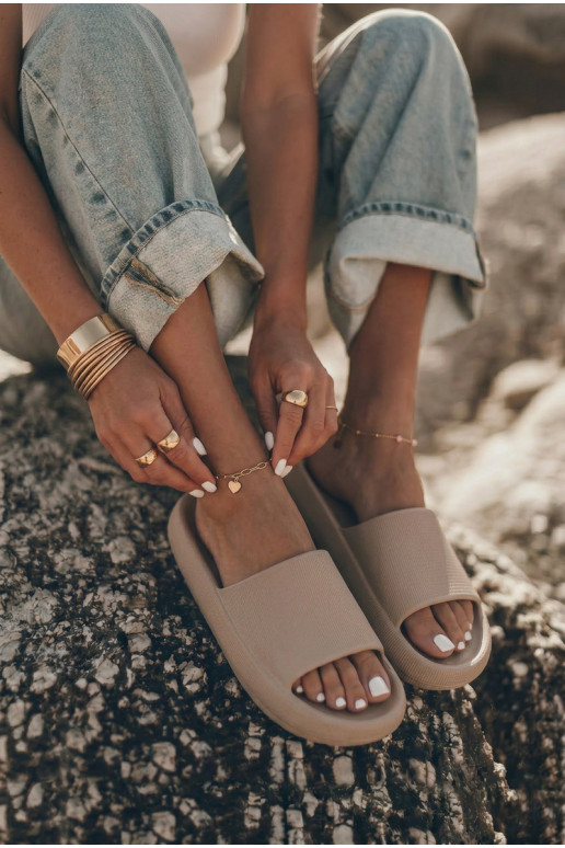 Zapatillas ligeras de espuma para mujer en suela gruesa color marrón Querceria