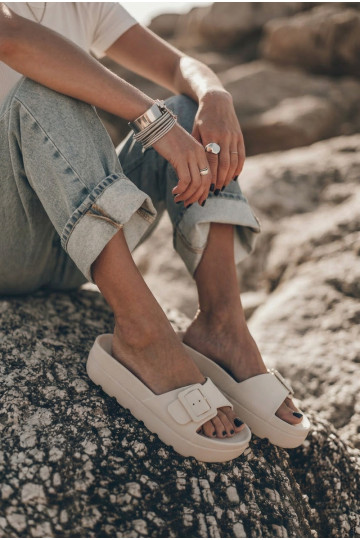 Zapatillas beige de mujer con plataforma y hebillas Caramel