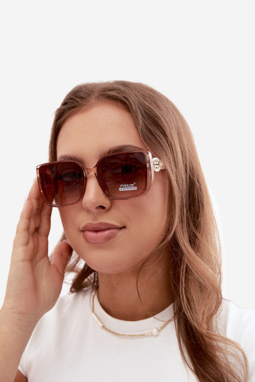 Gafas de sol con detalles decorativos en color rosa