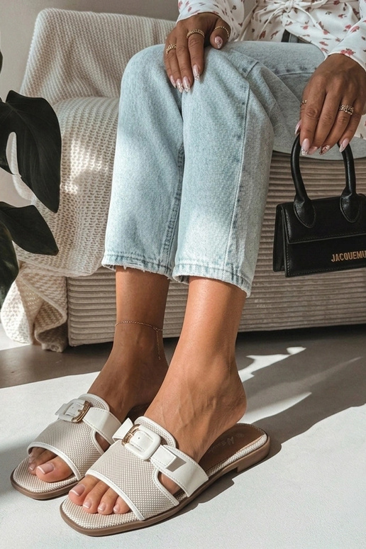 Zuecos blancos para mujer con hebilla decorativa Isadora