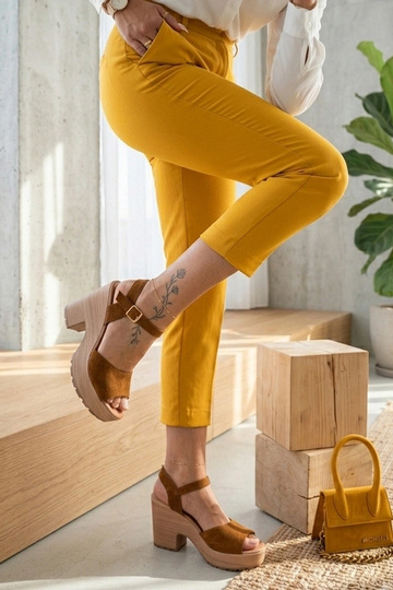Sandalias marrones para mujer con tacón grueso Elara 2