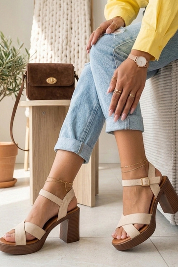 Sandalias color arena para mujer con tacón Flora 2