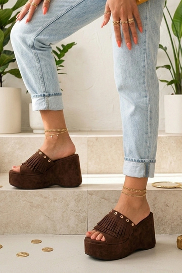 Zuecos boho marrones para mujer con flecos en plataforma Juniper 2
