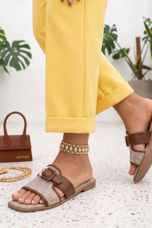 Zuecos marrones para mujer con hebilla decorativa Isadora