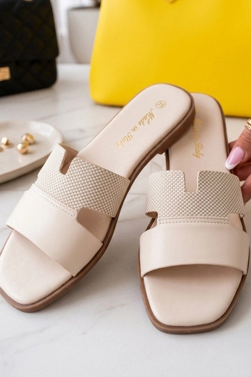 Zuecos color arena para mujer adornados con cortes Cressida