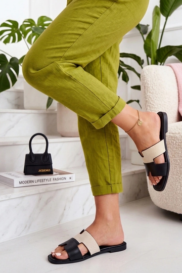 Zuecos negros para mujer adornados con cortes Cressida