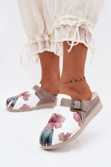Zuecos para mujer con hebillas color arena