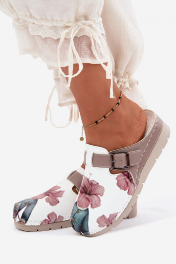 Zuecos para mujer con hebillas color arena 2