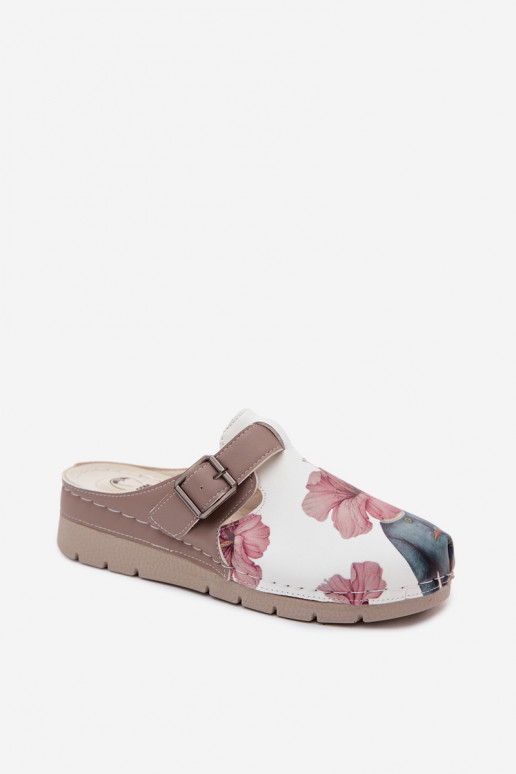 Zuecos para mujer con hebillas color arena
