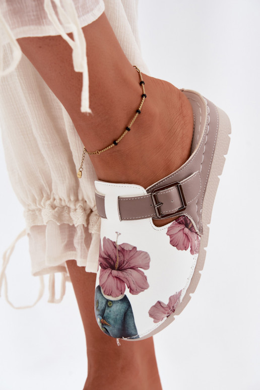 Zuecos para mujer con hebillas color arena
