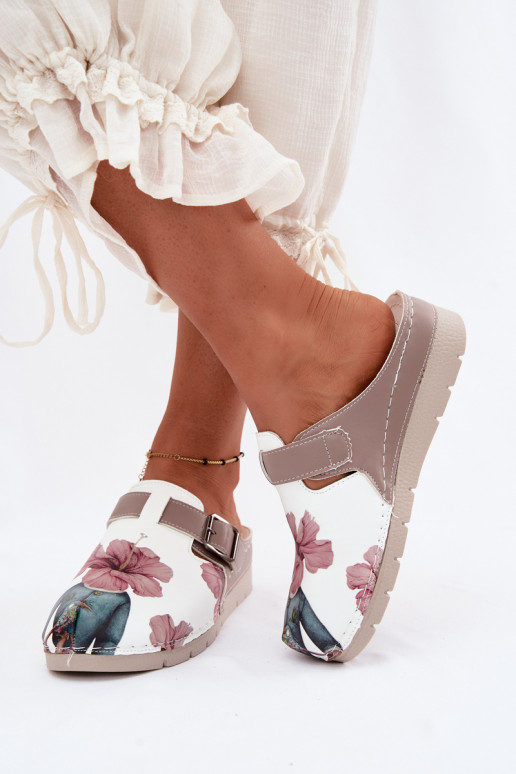 Zuecos para mujer con hebillas color arena