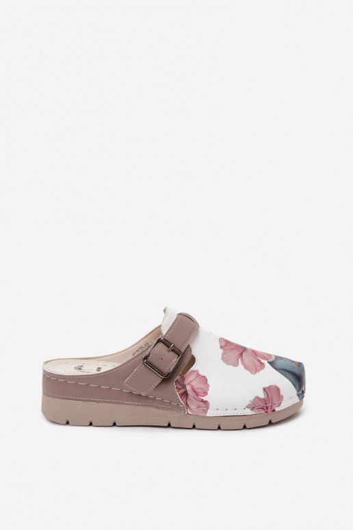 Zuecos para mujer con hebillas color arena