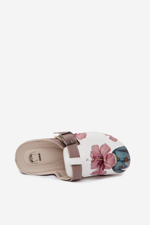 Zuecos para mujer con hebillas color arena