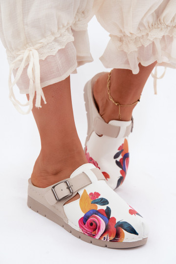 Zuecos para mujer con hebillas color arena