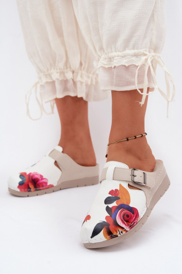 Zuecos para mujer con hebillas color arena 2