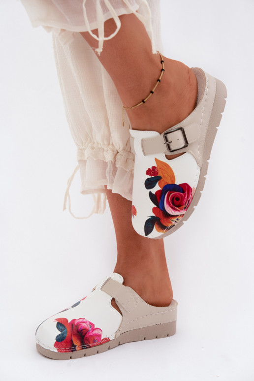 Zuecos para mujer con hebillas color arena