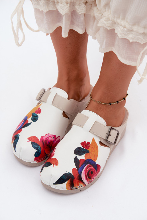 Zuecos para mujer con hebillas color arena