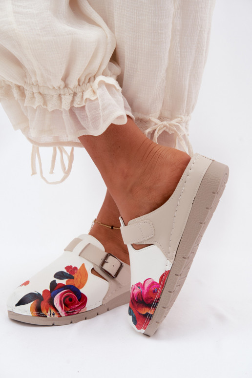 Zuecos para mujer con hebillas color arena