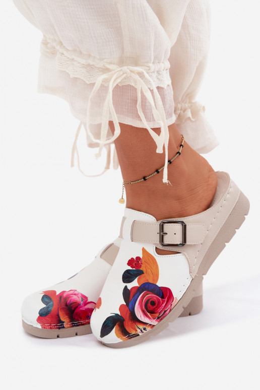 Zuecos para mujer con hebillas color arena