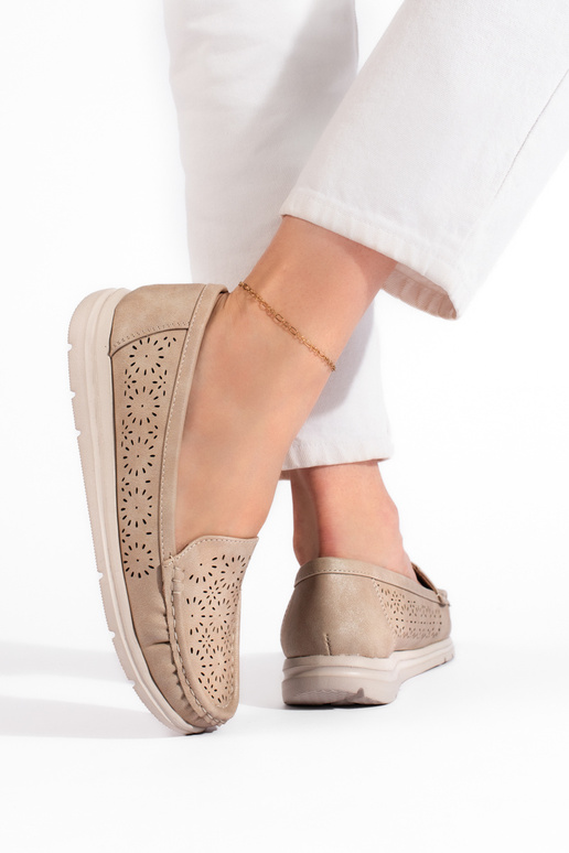 Mocasines perforados beige para mujer