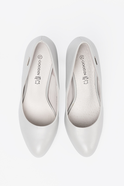 Zapatos de tacón grises clásicos